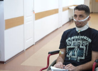 Из больницы исчез военный, который добрался до позиций с перерезанным горлом: что произошло