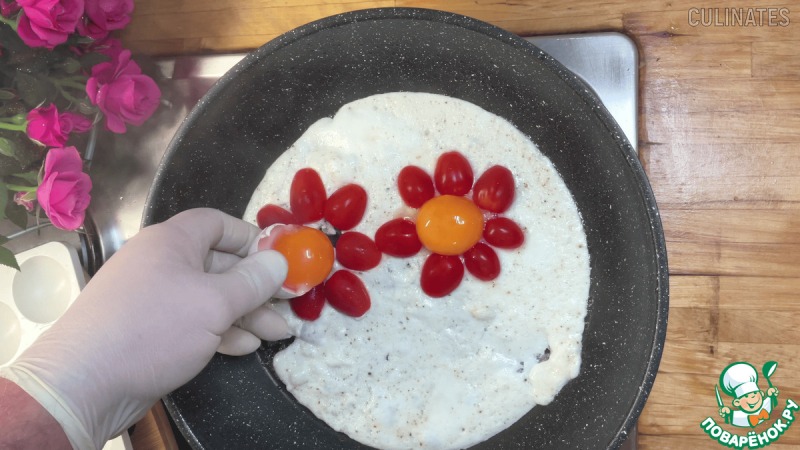 Яичница в форме цветка
