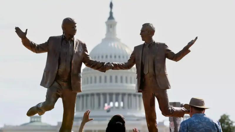 «Лучшие друзья навсегда»: Возле Капитолия установили статую Трампа, который держится за руку с Эпштейном