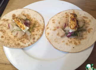 Печёная фета с ананасной сальсой