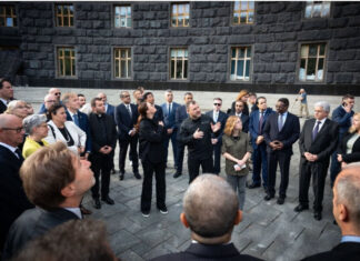 Посол ЕС показала обломки неразорванной ракеты в Кабмине | ФОТО