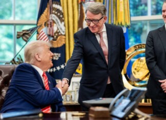 Премьер Великобритании уволил посла в США из-за связей с Джеффри Эпштейном