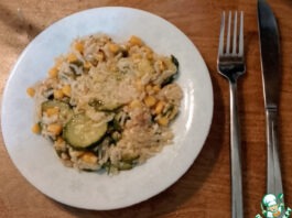 Рисовая запеканка из цуккини и кукурузы