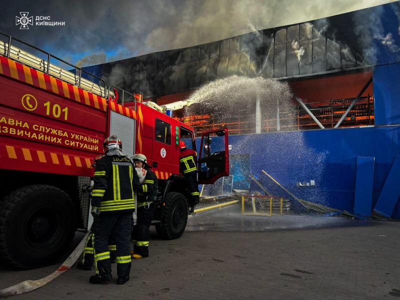 Россия нанесла удар по логистическому центру Эпицентра под Киевом | ФОТО