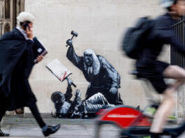 СМИ: Полиция Лондона начала расследование против Бэнкси из-за его рисунка на здании суда | ФОТО