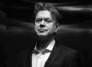 Строит отношения с младшей на 35 лет возлюбленной: где сейчас и как живет популярный Остап Ступка