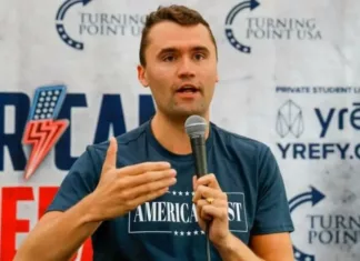 The Guardian: В США увольняют работников за одобрительные комментарии и высказывания по поводу убийства Кирка