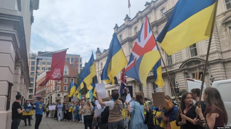 Украинцы в Лондоне вместе с Залужным протестуют против выступления путинистки Нетребко
