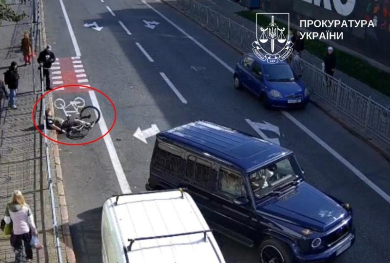 В Киеве предприниматель на Mercedes избил велосипедиста до потери сознания из-за замечания | ВИДЕО