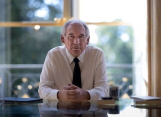 Во Франции отправили в отставку правительство Байру: второй за год кабмин Макрона потерял поддержку