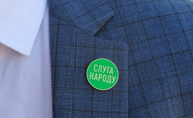 Большинство украинцев считают, что деятельность фракции «Слуга народа» вредит стране