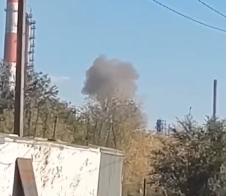 Дальнобойные дроны СБУ нанесли удар по НПЗ в российском Орске | ВИДЕО