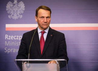 Европа должна готовиться: Сикорский заявил, что Украина планирует войну еще на три года