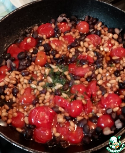 Фасоль с помидорами и кедровыми орешками