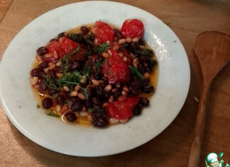 Фасоль с помидорами и кедровыми орешками