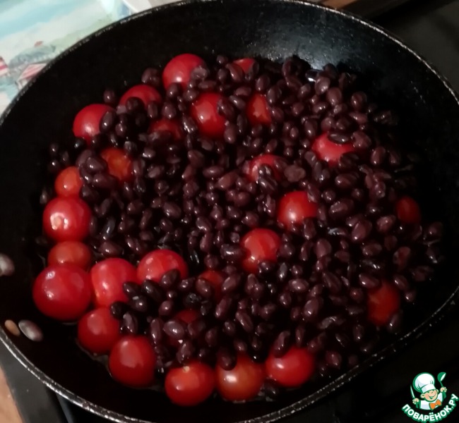 Фасоль с помидорами и кедровыми орешками