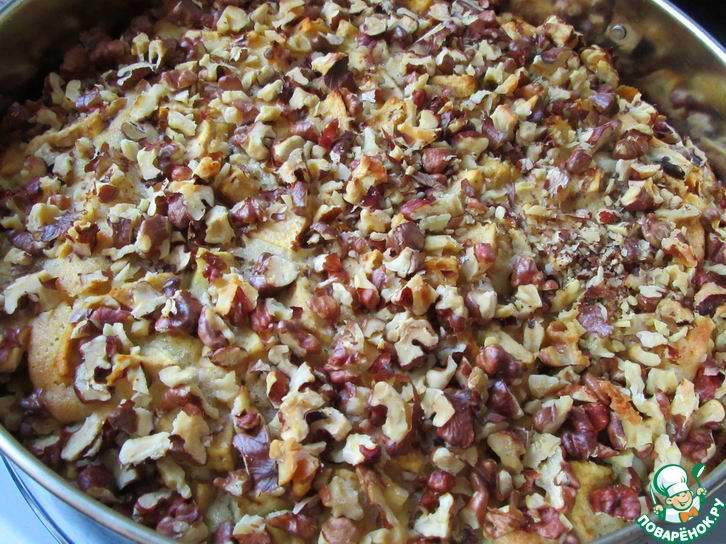 Яблочный пирог с ореховой шапочкой