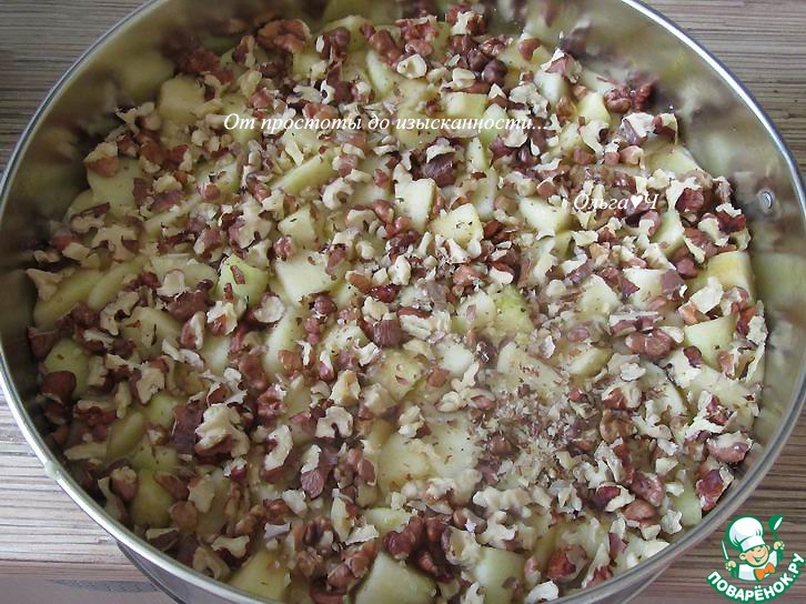 Яблочный пирог с ореховой шапочкой