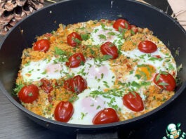 Яичница с булгуром и помидорами