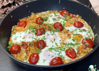 Яичница с булгуром и помидорами