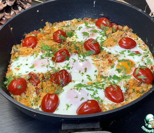 Яичница с булгуром и помидорами