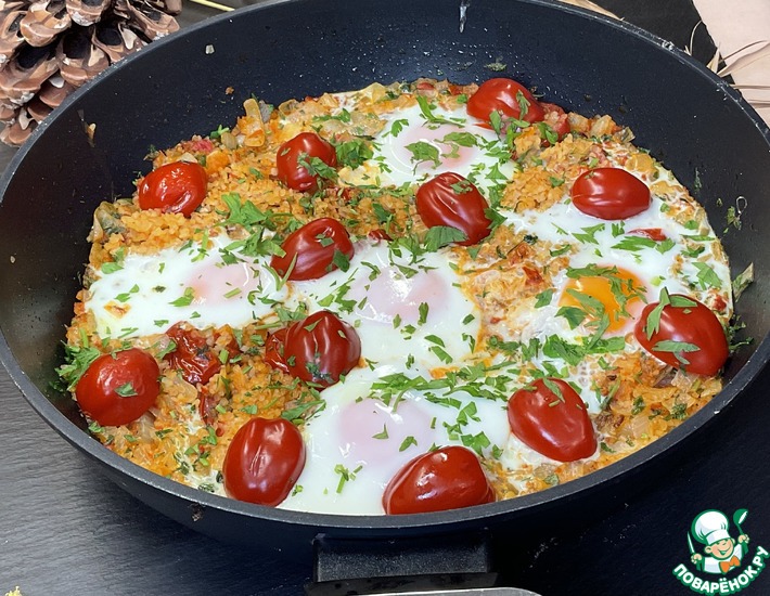 Яичница с булгуром и помидорами