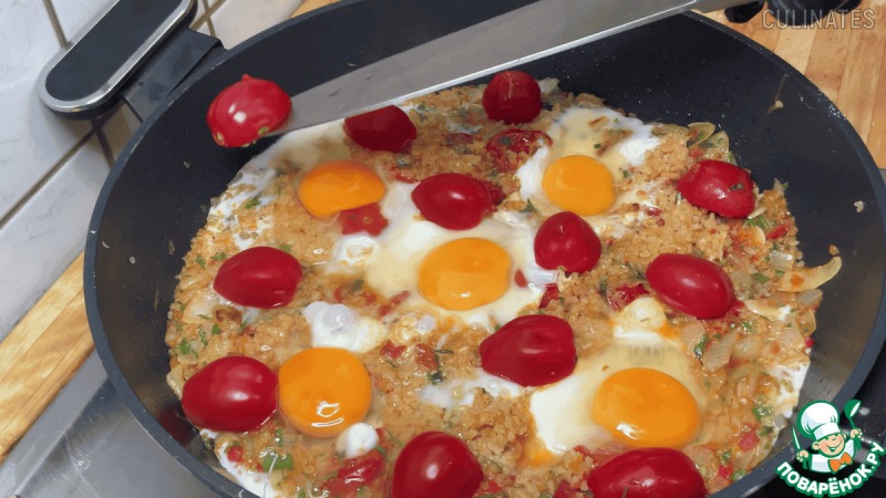 Яичница с булгуром и помидорами