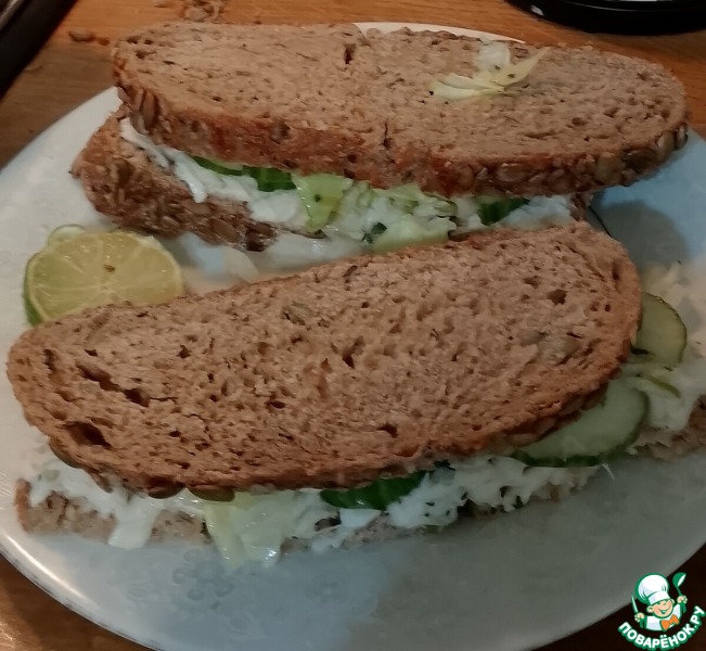 Крабовый сэндвич с огурцом и лаймом