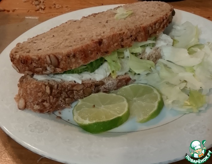 Крабовый сэндвич с огурцом и лаймом
