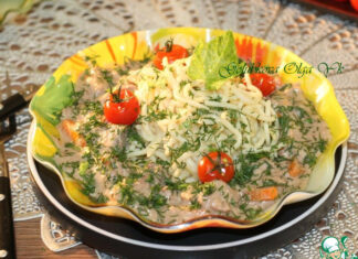 Куриная печень с грибами в соусе