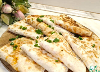 Лаваш с яйцом, помидором и сыром