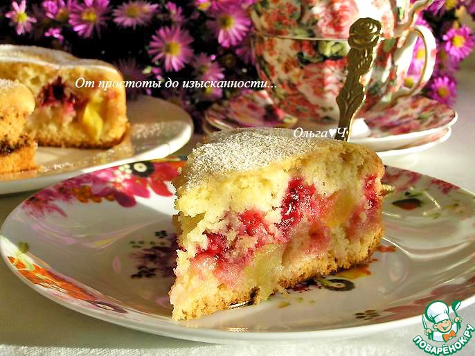 Постная шарлотка с малиной и яблоками