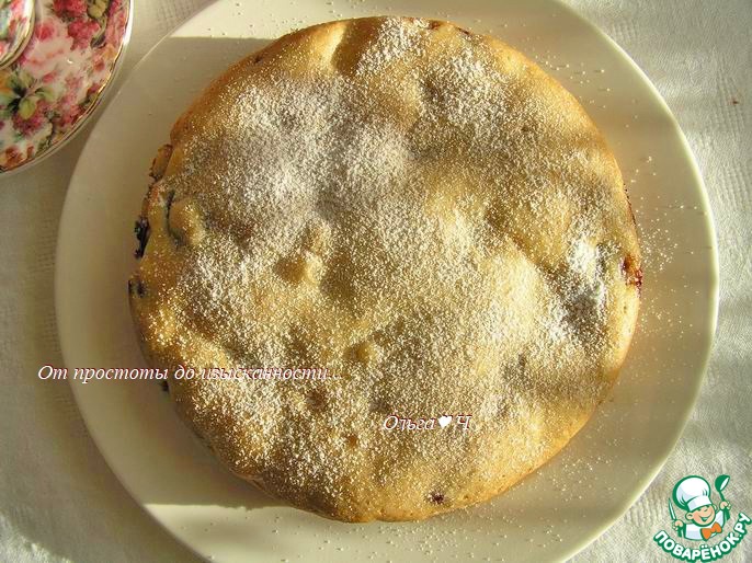 Постная шарлотка с малиной и яблоками