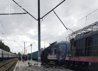 Россияне нанесли удар по пассажирским поездам в Шостке: пострадали десятки людей | ВИДЕО