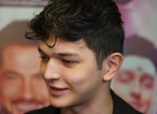 Российский певец Аkmal на концерте в Казахстане отказался от подарка в сине-желтом пакете: его выступления отменили | ВИДЕО