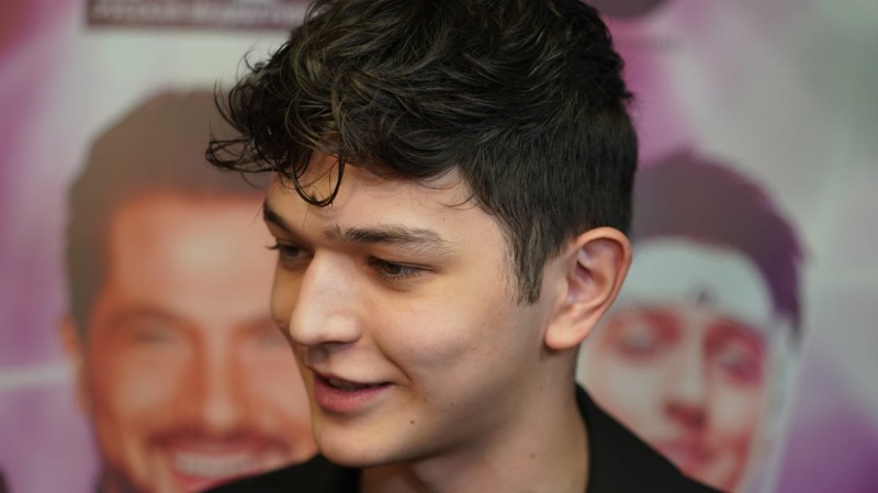 Российский певец Аkmal на концерте в Казахстане отказался от подарка в сине-желтом пакете: его выступления отменили | ВИДЕО