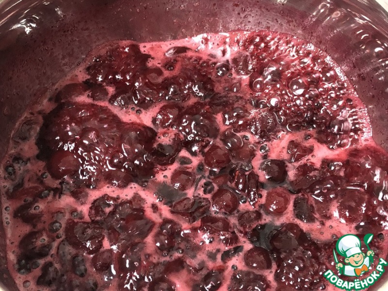 Шоколадный торт с вишней