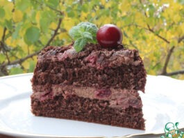 Шоколадный торт с вишней