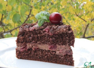 Шоколадный торт с вишней
