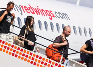 У авиакомпании РФ сломались почти все самолеты для дальних рейсов: тысячи россиян застряли за границей