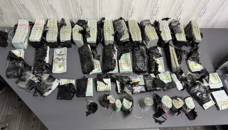 Украинка пыталась вывезти за границу под капотом автомобиля почти $1 млн | ВИДЕО