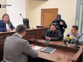 В Киеве двое полицейских избили мужчину возле здания ТЦК: их взяли под домашний арест | ВИДЕО