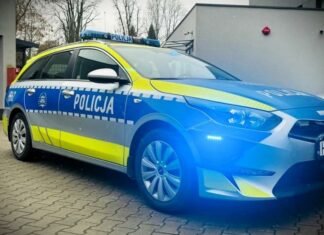 В Польше украинец откусил кусок автомобиля полицейских, его выслали из страны