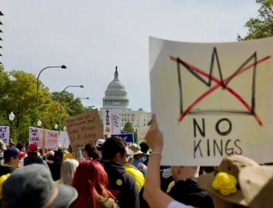 В США люди собираются на массовые протесты против Трампа