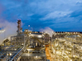 Второй по мощности НПЗ России остановил крупнейшую установку по переработке нефти после атаки дронов