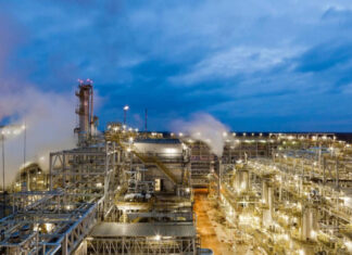 Второй по мощности НПЗ России остановил крупнейшую установку по переработке нефти после атаки дронов