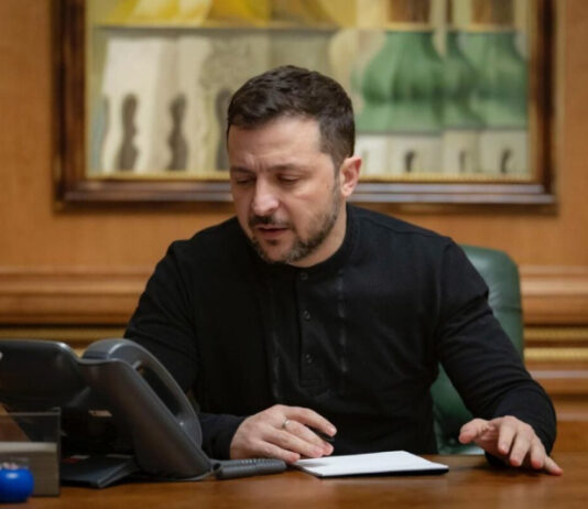 Зеленский проводит телефонный разговор с Трампом