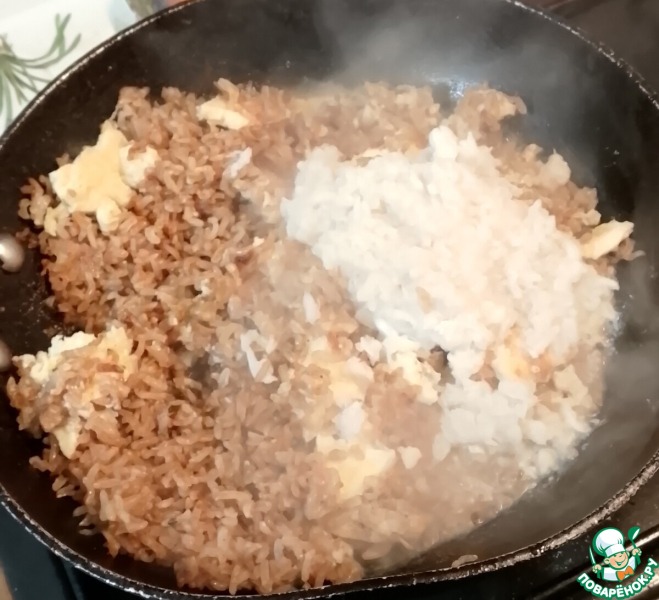 Жареный рис с крабом и яйцом