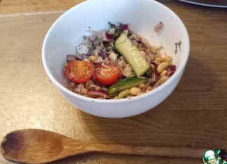 Жареный рис с овощами и травами