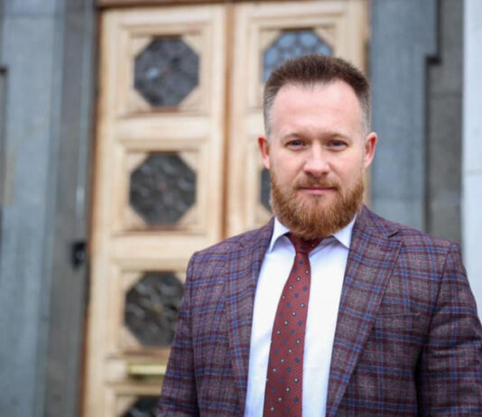 Bihus.Info: «Слуга народа» Камельчук, несмотря на запрет, устроил тур по Европе